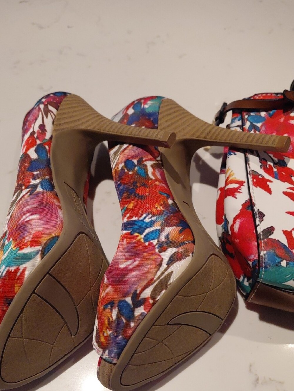 Christian Siriano Red Floral Peep-Toe Pumps with Matching Floral Satchel - Picture 2 of 3